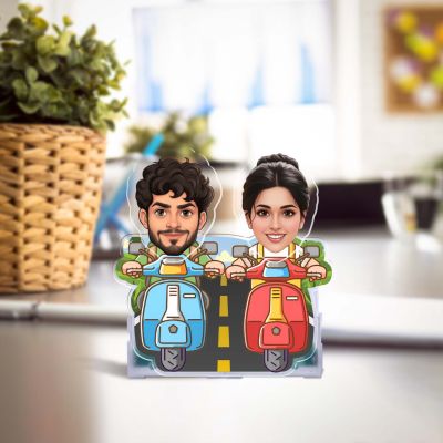 Personalized Couple on Scooter Caricature with Shaking Head Feature, Cartoon Style Desk Decor for Couples & Friends Batter Powere Moving Head Bobblehead Figurine Table Decor